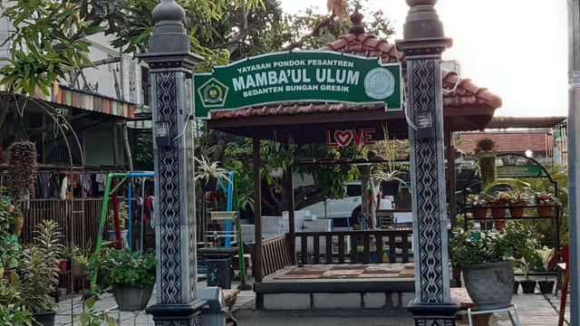 "Suasana Depan Gapura Masuk Taman Pondok Pesantren Mambaul Ulum, Bedanten, Bungah, Gresik, Jawa Timur". Foto : Indah Farikhah/STAISPA YK