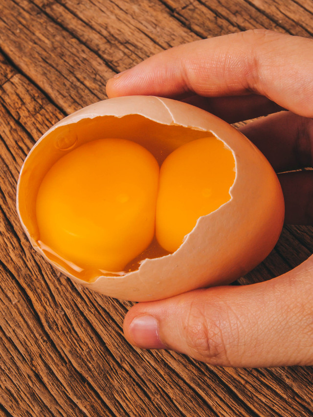 Ilustrasi telur dengan dua kuning. Foto: Shutterstock/Tei Sinthip