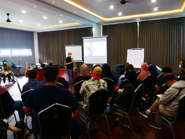 Fauzi Rahmanto, direktur Kubik Coaching menyampaikan materi pada Komunitas TDA Surabaya. dok