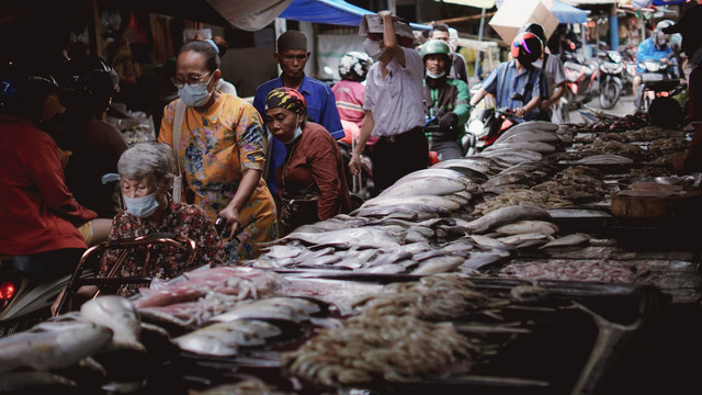 Aktivitas penjualan ikan bandeng jelang Imlek di Pasar Petak Sembilan, Jl. Kemenangan Raya, Glodok, Jakarta Barat, Rabu (26/1/2022). Foto: Jamal Ramadhan/kumparan