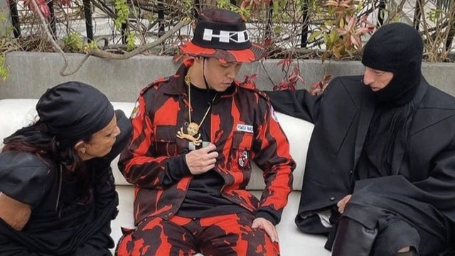 Potret desainer Arnold Putra (tengah) pakai baju mirip seragam Pemuda Pancasila, Senin (24/1/2022). Foto: @sandhatu