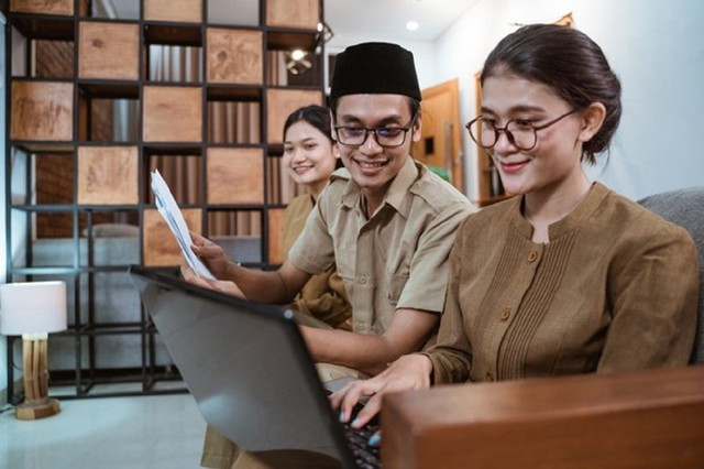 Ilustrasi guru yang sedang mengecek NUPTK aktif atau dibekukan. Foto: Freepik.com