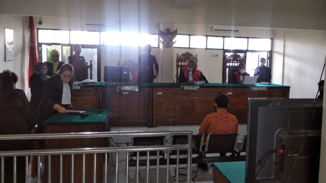 Dody Prasetyo dokter terdakwa kasus pelecehan seksual di Kota Semarang saat mengikuti sidang vonis di PN Semarang. Foto: Intan Alliva/kumparan