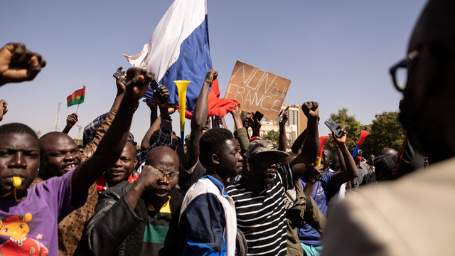 Demonstran yang berkumpul di Ouagadougou untuk menunjukkan dukungan kepada militer Burkina Faso pada Selasa (25/1/2022). Foto: Olympia De Maismont/AFP