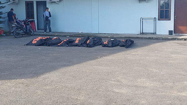 Jenazah korban tewas terbakar di diskotek Double O, Kota Sorong.