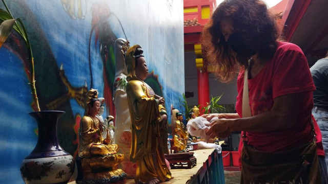 Umat Tri Dharma di Kelenteng Kong Ling Bio berbenah untuk persiapan Imlek, Rabu (26/1/2022). Foto: ari/Tugu Jogja