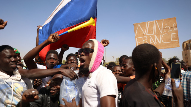Orang-orang berkumpul di Nation Square untuk merayakan dan mendukung militer Burkina Faso di Ouagadougou pada Senin (24/1/2022). Foto: Olympia De Maismont/AFP