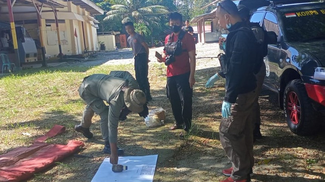 Satgas Madago Raya saat bersiap-siap memusnahkan atau meledakkan bom rakitan milik Ahmad Al Ghazali alias Ahmad Panjang alias Basir di Mako Detasemen B Satbrimob Polda Sulteng di Poso, Rabu (26/1). Foto: Dok. Satgas Operasi Madago Raya