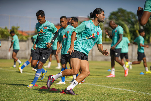 Pemain Persiraja Banda Aceh menjalani match official training di Stadion I Ngurah Rai, sebelum laga melawan Persela Lamongan di Liga 1 2021/22. Foto: MO Persiraja