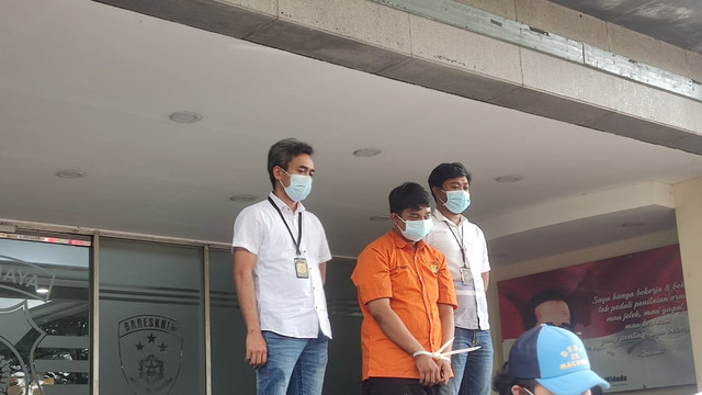 Tersangka kasus pembunuhan remaja di Bekasi, Rabu (26/1/2022). Foto: Jonathan Devin/kumparan