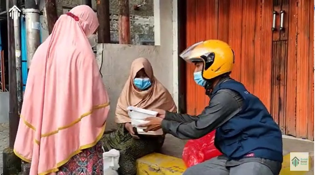 Relawan Indonesia Tersenyum saat aksi berbagi di Hari Gizi Nasional. Foto: Dok. Rumah Sosial Kutub