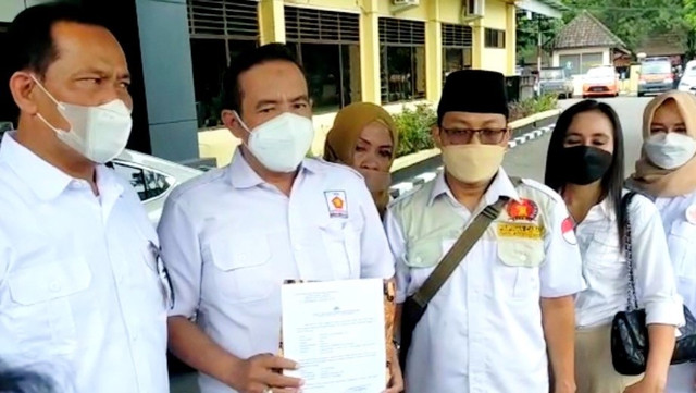 Kader Partai Gerindra Solo melaporkan Youtuber Edy Mulyadi ke Mapolresta Solo, Rabu (26/01/2022). FOTO: Agung Santoso