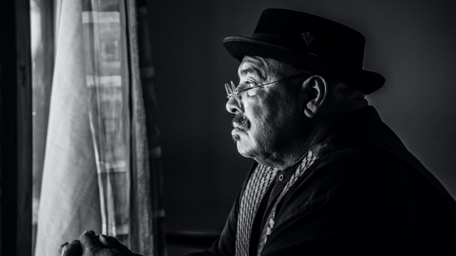 Seorang pria sedang menatap jendela (Sumber: unsplash.com)