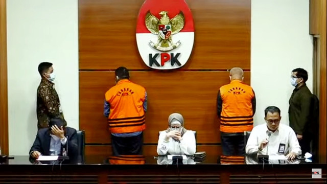 KPK jerat Bupati Kabupaten Buru Selatan, Tagop Sudarsono Soulisa, sebagai tersangka. Foto: KPK