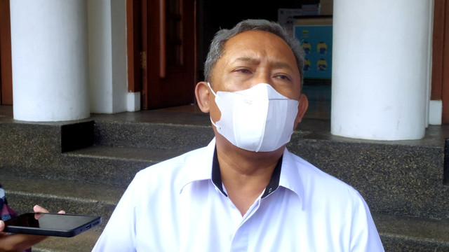 Plt Wali Kota Bandung Yana Mulyana ketika menyampaikan keterangan terkait perkembangan COVID-19 di Balai Kota Bandung pada Rabu (26/1). Foto: Rachmadi Rasyad/kumparan