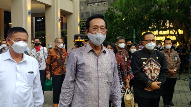 Gubernur DIY Sri Sultan Hamengku Buwono X (Sultan HB X) meresmikan tempat relokasi bagi para PKL Malioboro di eks gedung Bioskop Indra diberi nama Teras Malioboro 1, Rabu (26/1/2022). Foto: Arfiansyah Panji Purnandaru/kumparan
