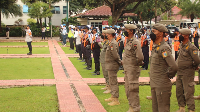 Gubernur DKI Jakarta Anies Baswedan menjadi inspektur dalam Apel Operasi Lintas Jaya Tahun 2022 di Halaman Balaikota Provinsi DKI Jakarta, Jakarta Pusat, Rabu (26/1/2022).  Foto: PPID DKI Jakarta