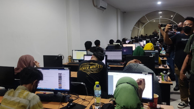 Penggerebekan kantor pinjaman online ilegal di kawasan PIK 2, Jakarta Utara, Rabu (26/1/2022). Foto: Jonathan Devin/kumparan