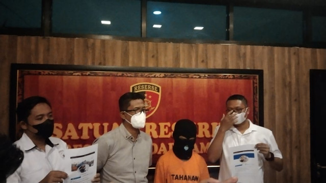 Kanit Tipiter Satreskrim Polresta Bandar Lampung Iptu Widodo Rahayu saat diwawancarai. | Foto: Bella Sardio/ Lampung Geh