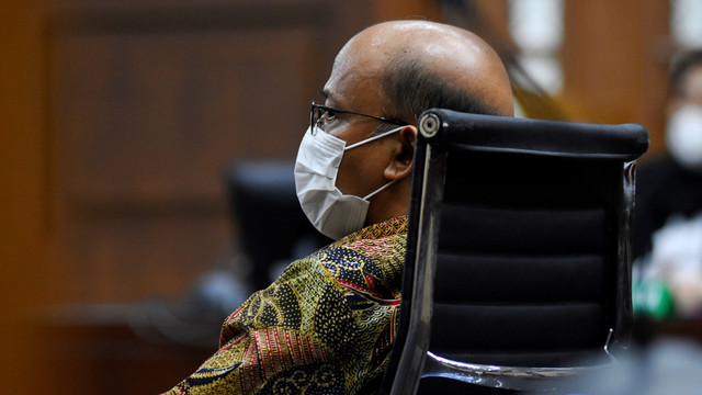 Dua terdakwa kasus suap pajak Wawan Ridwan mengikuti sidang dengan agenda pembacaan surat dakwaan di Pengadilan Tipikor, Jakarta, Rabu (26/1/2022). Foto: Indrianto Eko Suwarso/ANTARA FOTO