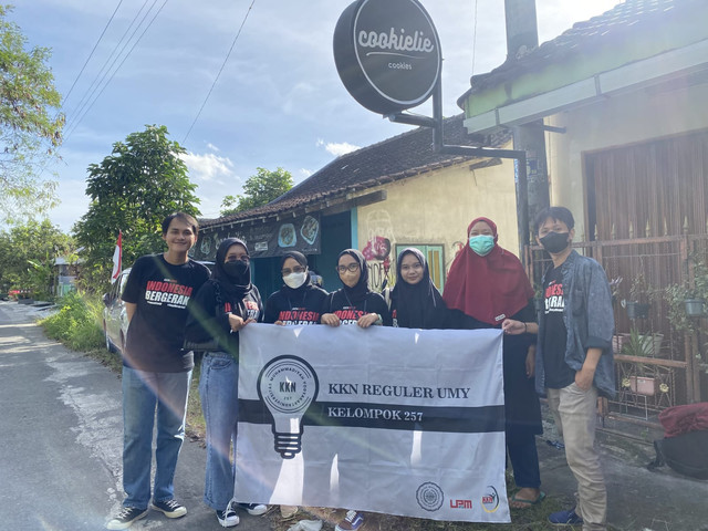 KKN UMY 257 bersama pemilik UMKM Cookielie Cookies. Kredit foto: Nurul Hajar/Mahasiswa KKN UMY 257
