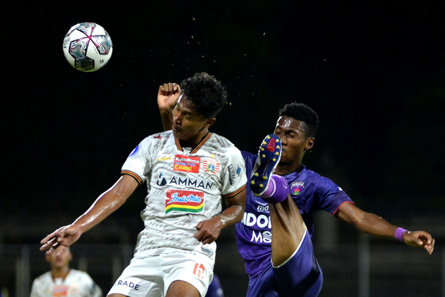 Pemain Persija Jakarta Alfriyanto Nico Saputro (kiri) berebut bola dengan pemain Persita Tangerang Altalariq Erfa Aqsal Ballah pada pertandingan Liga 1 di Stadion I Gusti Ngurah Rai, Denpasar, Bali, Rabu (26/1/2022). Foto: Fikri Yusuf/ANTARA FOTO
