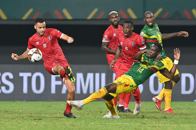 Pemain Equatorial Guinea Pablo Comitre Ganet berebut bola dengan pemain Mali Jannick Buyla pada pertandingan 16 besar Piala Afrika 2021 di Stadion Omnisport Limbe, Limbe, Kamerun, Rabu (26/1/2022). 
 Foto: Issouf SANOGO / AFP