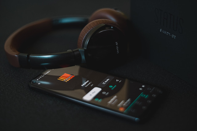 Ilustrasi mendengarkan lagu Anggur Merah karya Meggy Z. Foto: Unsplash.com