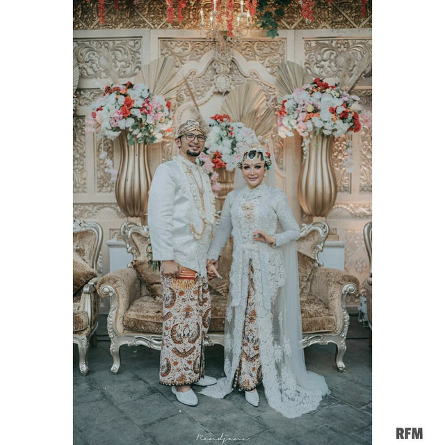 Roro Fitria bersama suaminya. Foto: Instagram/@roro.fitria1989