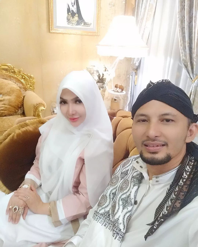 Roro Fitria bersama suaminya. Foto: Instagram/@roro.fitria1989