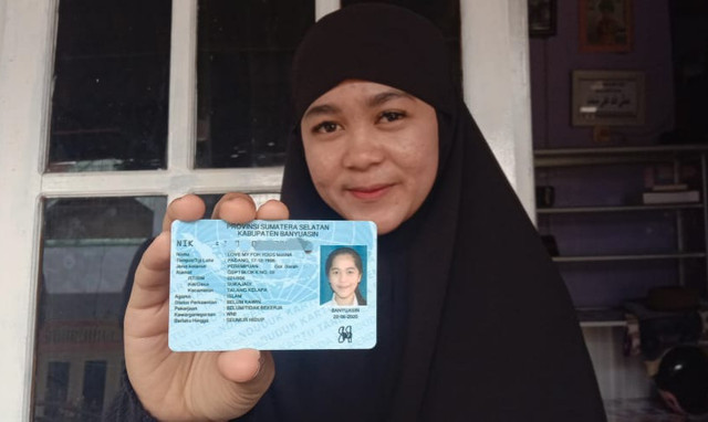 Love My, Mirna, atau My Love saat menunjukkan nama di kartu identitasnya. (ist)