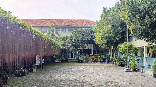 Pembelajaran tatap muka (PTM) di SMA Warga, Solo, dihentikan karena siswa dan guru di sekolah tersebut terkonfirmasi positif Covid-19. FOTO: Tara Wahyu