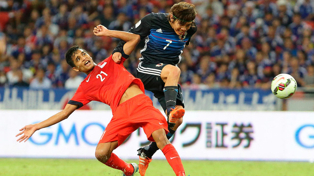 Muhammad Safuwan Bin Baharudin dari Singapura duel dengan Kashiwagi Yosuke dari Jepang saat pertandingan Kualifikasi Piala Dunia FIFA 2018 di National Stadium pada 12 November 2015. Foto: Suhaimi Abdullah/Getty Images
