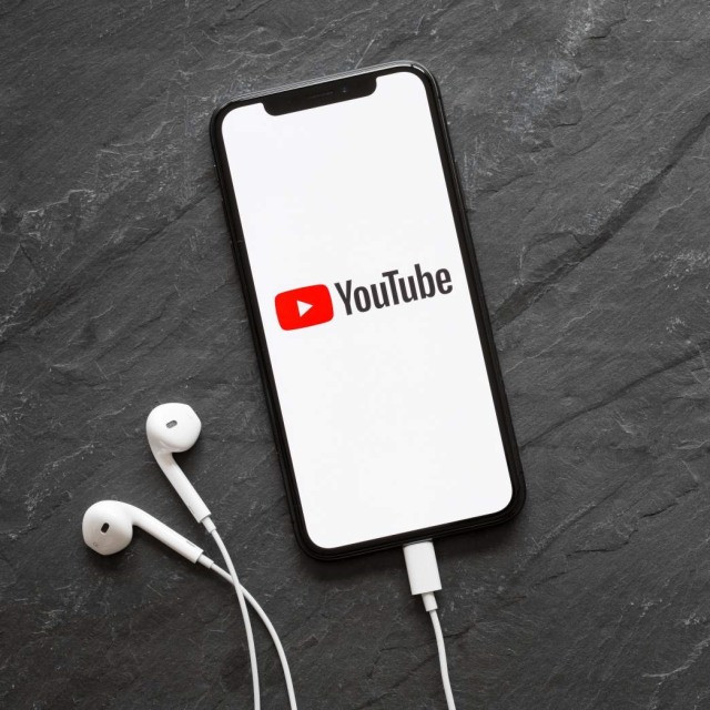 Ilustrasi channel YouTube di HP. Foto: Shutterstock