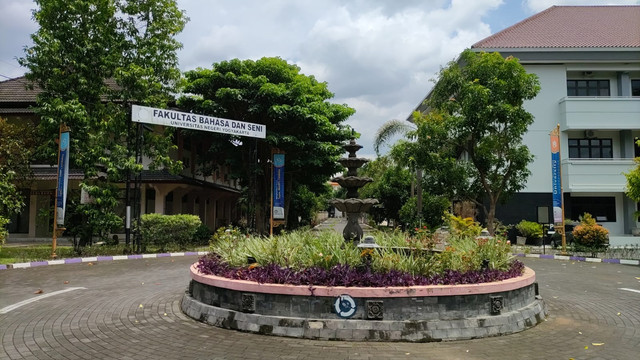 Gedung Pusat Kegiatan Mahasiswa (PKM) FBS UNY. Tempat kegiayan anggota UKMF Sangkala UNY, Kamis (27/1/2022) Foto: Arfiansyah Panji/kumparan