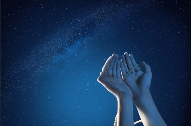 Ilustrasi laki-laki berdoa allahumma bariklana fi rajaba saat bulan Rajab. Foto: freepik.com/h9images