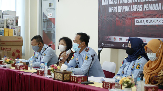 Pembina Koperasi Lapas Pemuda Madiun, Kalapas Ardian Nova saat sambutan, Kamis(27/1/2022). (Foto:Humas Lasdaun)