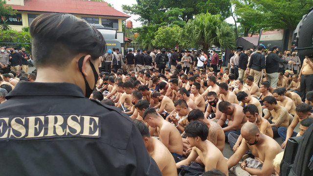 Ratusan anggota ormas GMBI diamankan usai menggelar demo anarkis di Mapolda Jabar pada Kamis (27/1).  Foto: Rachmadi Rasyad/kumparan