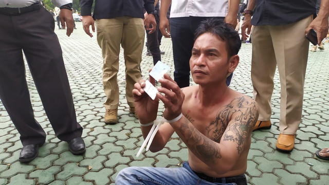 Sejumlah anggota ormas GMBI yang didapati positif mengonsumsi narkotika dikumpulkan di halaman depan Mapolda Jabar pada Kamis (27/1).  Foto: Rachmadi Rasyad/kumparan