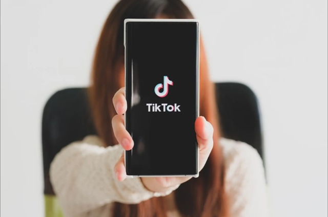 Ilustrasi cara mendapatkan koin di TikTok dengan mengundang teman. Foto: Freepik.com