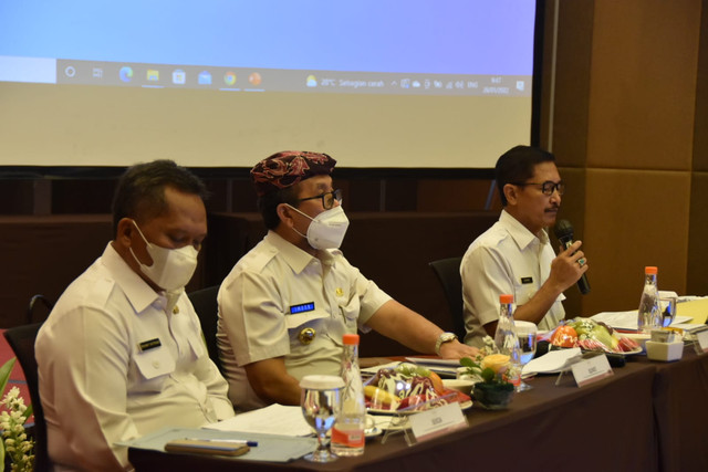 BUpati Cirebon, Imron (tengah).(Anatasya