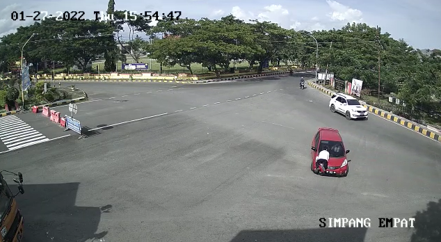 Kanit Tipidkor Sat Reskrim Polres Jeneponto IPDA Uji Mughni gagalkan perempasan mobil. Bergelayutan di kap mobil. (Ist)