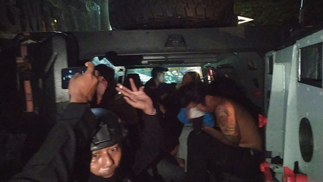 Penggerebekan dan penangkapan anggota GMBI yang naiki patung Maung Lodaya pada Kamis (27/1). Foto: Rachmadi Rasyad/kumparan