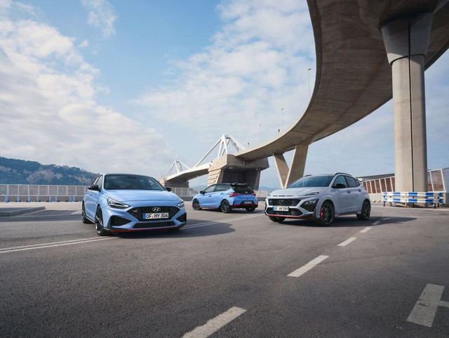 Beberapa model yang dikembangkan oleh Hyundai N (kiri ke kanan: Hyundai i30 N, Hyundai i20 N, Kona N). Foto: dok. Hyundai