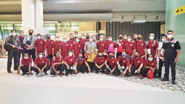 28 nelayan asal Aceh Timur berfoto bersama tim BPPA, Kemenlu RI, serta KKP RI saat tiba di Bandara Soekarno-Hatta, Tangerang, Kamis (27/1/2022). Foto: Dok. BPPA