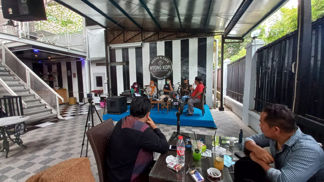 Diskusi Kamisan soal dengan tema "Tempat Prostitusi Peleman, Ditutup atau Masih Beroperasi?" di Nyong Kopi Slawi, Kamis (27/1/2022). (Foto: Irsyam Faiz)