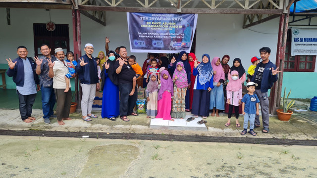 Para pengurus TDA Jayapura Raya bersama anak-anak Panti Asuhan Muhammadiyah Arso 10. dok