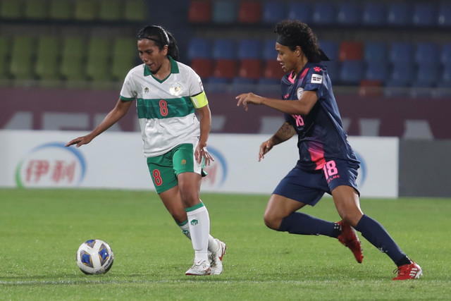 Pemain Timnas Indonesia Maulina Novryliani (kiri) berebut bola dengan pemain Timnas Filipina Sarina Bolden (kanan) dalam laga Grup B Piala Asia 2022 di Stadion Mumbai Football Arena, Mumbai, India, Kamis (27/1/2022). Foto: Humas PSSI/HO ANTARA FOTO