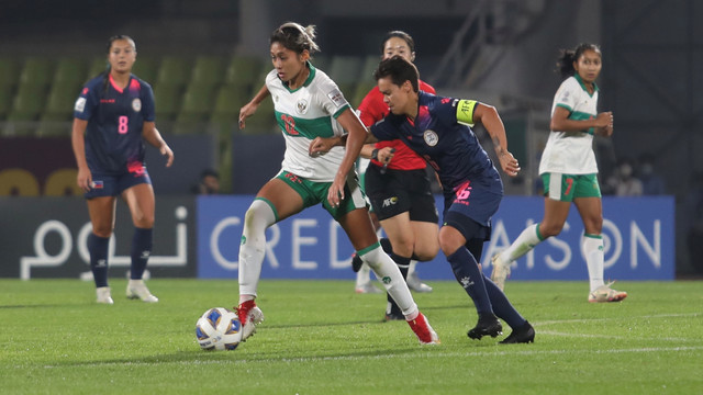 Pemain Timnas Indonesia Zahra Muzdalifah (kiri) berebut bola dengan pemain Timnas Filipina Tahnai Annis (kanan) dalam laga Grup B Piala Asia 2022 di Stadion Mumbai Football Arena, Mumbai, India, Kamis (27/1/2022). Foto: Humas PSSI/HO ANTARA FOTO