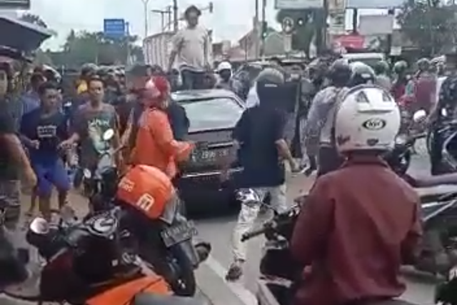Tangkapan layar sebuah mobil Mercy dirusak massa di Kasihan, Kabupaten Bantul, Kamis (27/1/2022). Foto: Dok. Istimewa